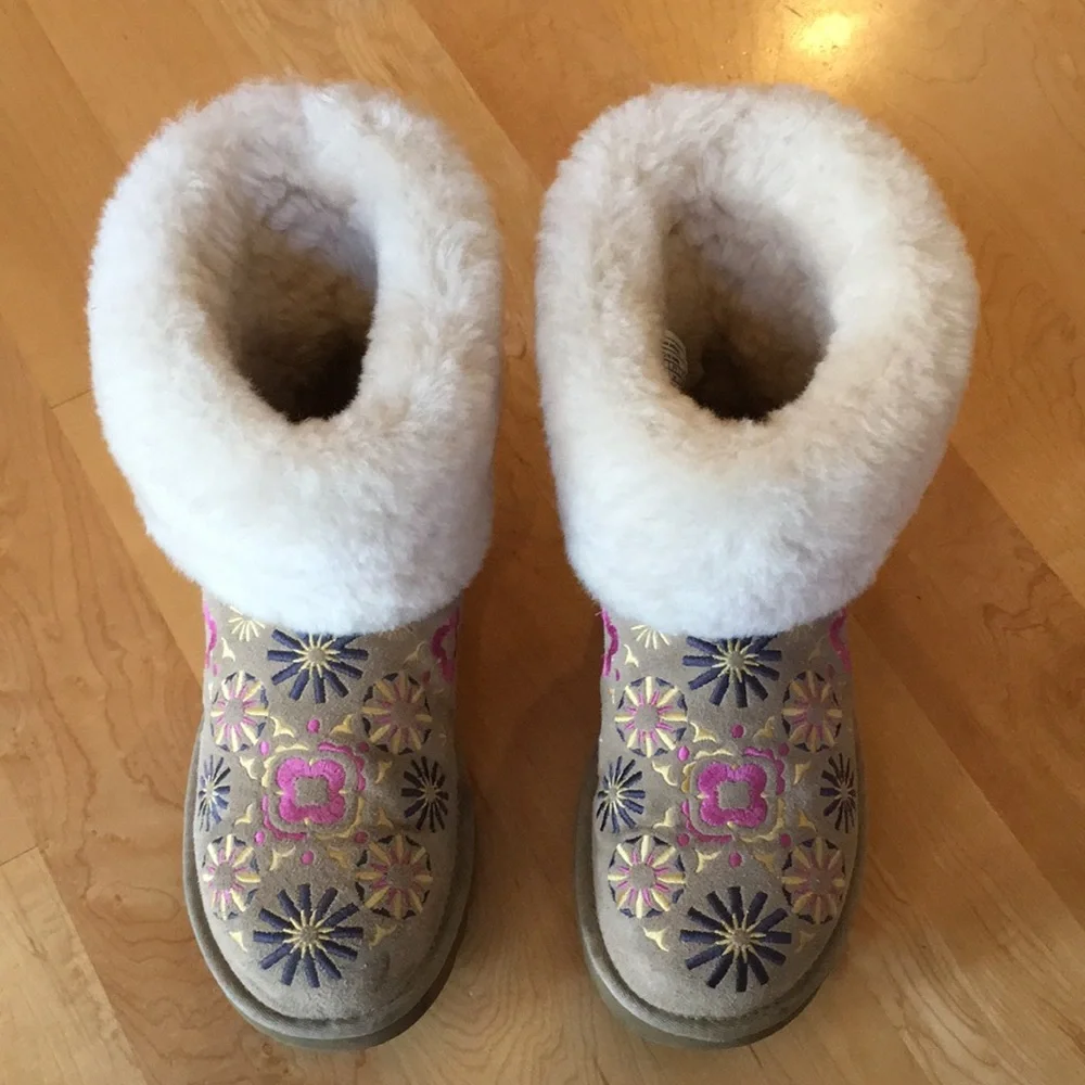 UGG | Floral Embroidered Sheep Shearling Cuff
